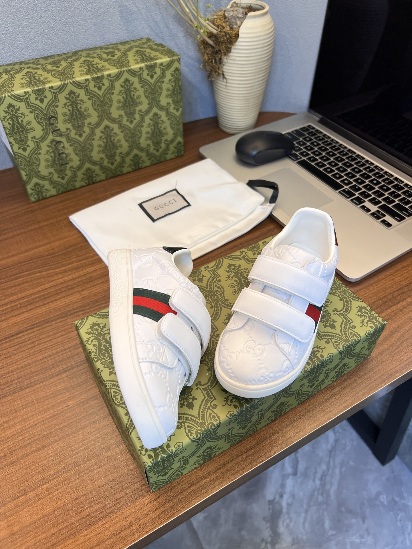 Children's shoes child